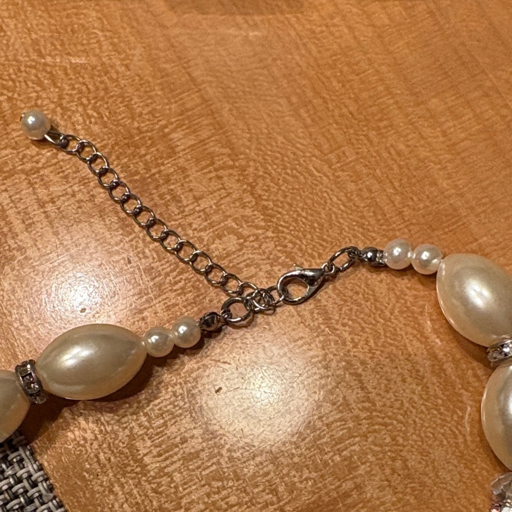 O2 Pearl and Crystal Necklace Set - Picture 3 of 6